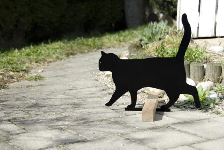 Schwarze Katzenfigur als Warntafel