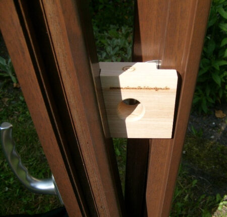 Kippfenstserschutz aus Holz in Schrägfenster