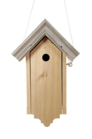 Vogel Nistkasten aus Holz mit geschnitzter Vorderwand und dekorativer Zierleiste am Dach