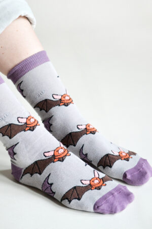 Füsse mit violett-lilafarbige fairtrade Socken mit Fledermausmotiv von Barekind
