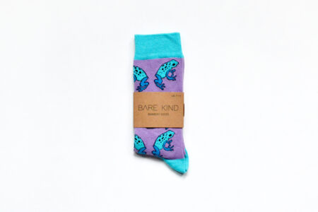 Violett-türkisfarbige fairtrade Socken mit Froschmotiv in Banderole von Barekind