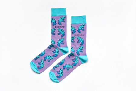 Zwei violett-türkisfarbige fairtrade Socken mit Froschmotiv von Barekind