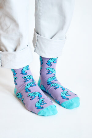 Füsse mit violett-türkisfarbigen fairtrade Socken mit Froschmotiv von Barekind