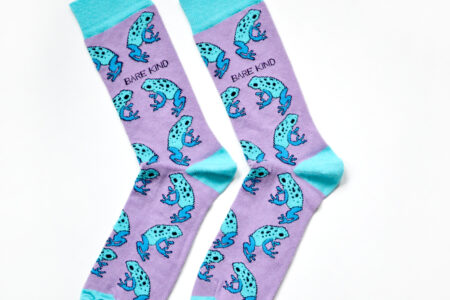 Zwei violett-türkisfarbige fairtrade Socken mit Froschmotiv von Barekind
