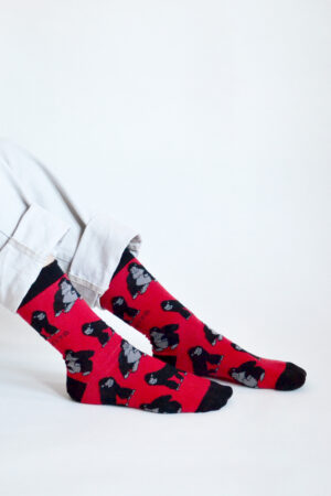 Füsse mit rot-schwarzen fairtrade Socken mit Gorillamotiv von Barekind