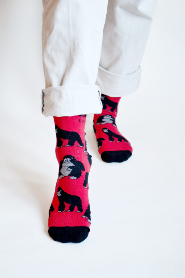 Füsse mit rot-schwarzen fairtrade Socken mit Gorillamotiv von Barekind
